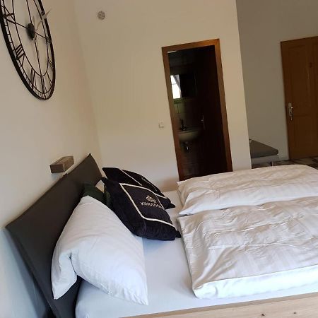 באכאראך Hotelzimmer Im Alten Reihenhaus Auf Der Stadtmauer מראה חיצוני תמונה