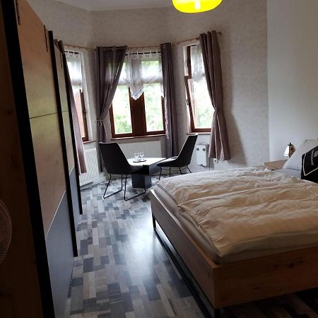 באכאראך Hotelzimmer Im Alten Reihenhaus Auf Der Stadtmauer מראה חיצוני תמונה