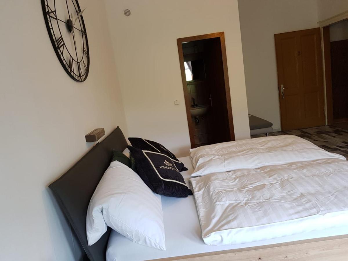 באכאראך Hotelzimmer Im Alten Reihenhaus Auf Der Stadtmauer מראה חיצוני תמונה
