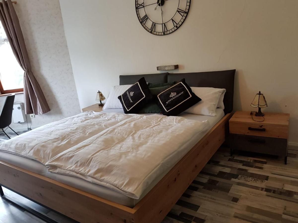 באכאראך Hotelzimmer Im Alten Reihenhaus Auf Der Stadtmauer מראה חיצוני תמונה