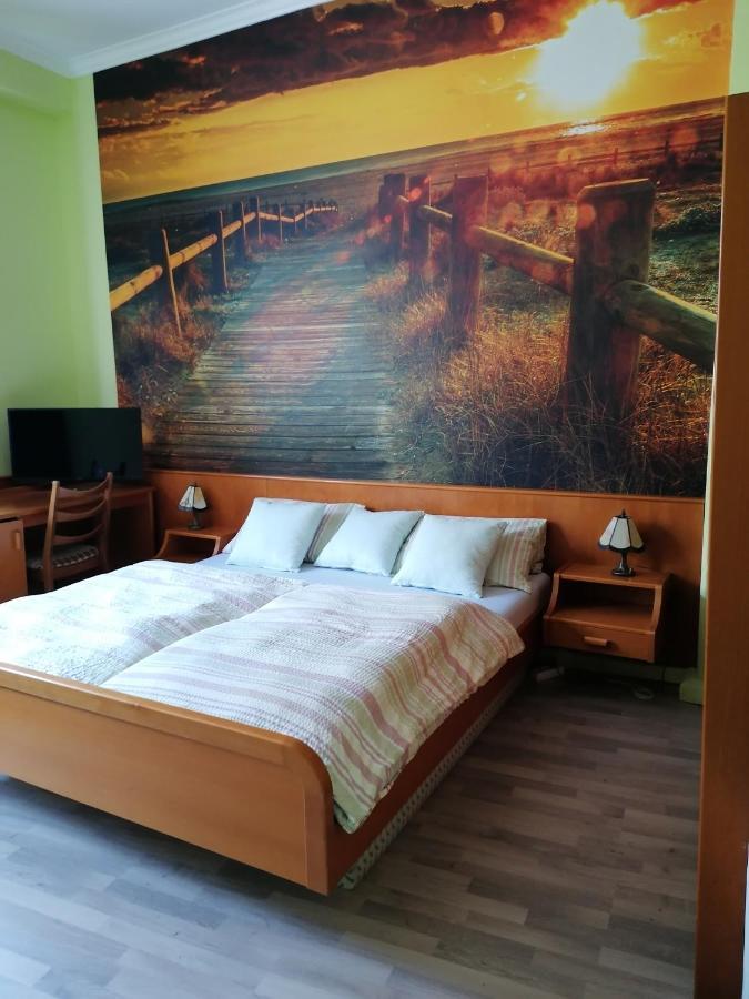 באכאראך Hotelzimmer Im Alten Reihenhaus Auf Der Stadtmauer מראה חיצוני תמונה